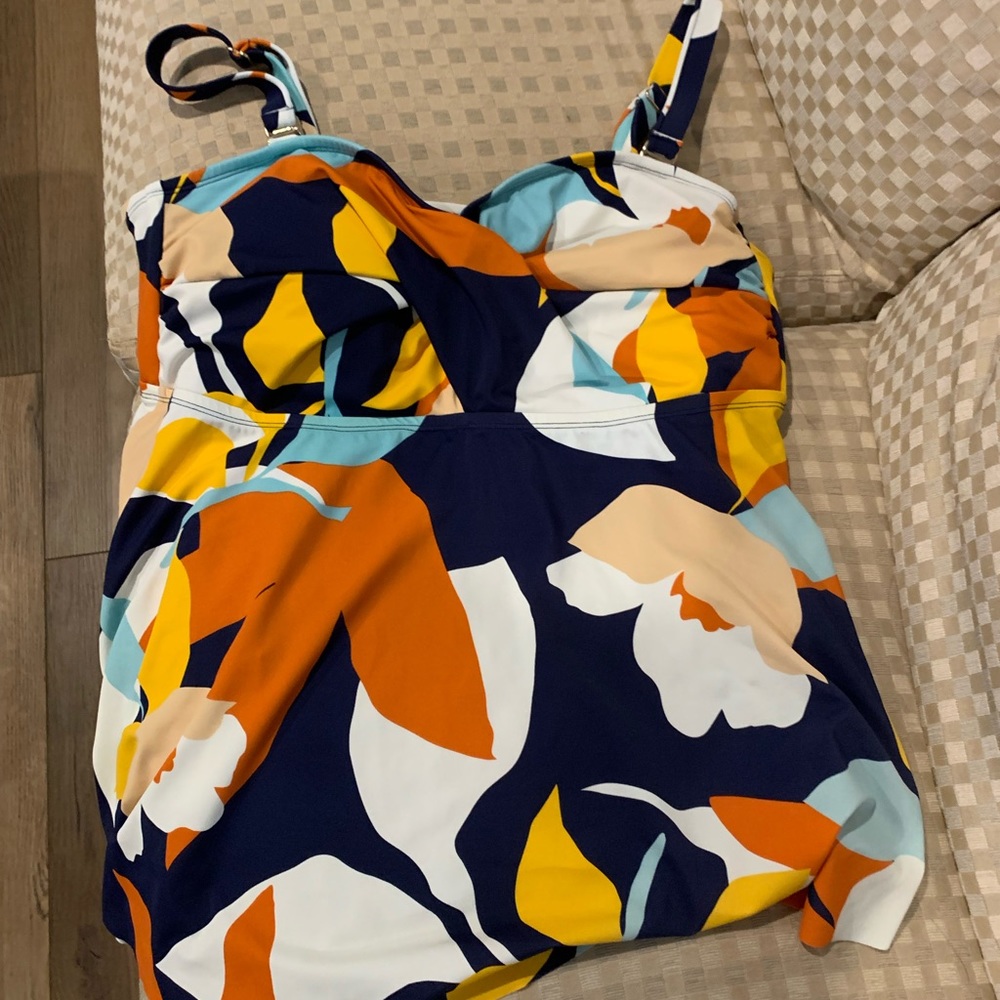 Beautiful 2x women’s bathing suit top. Exc condition.
